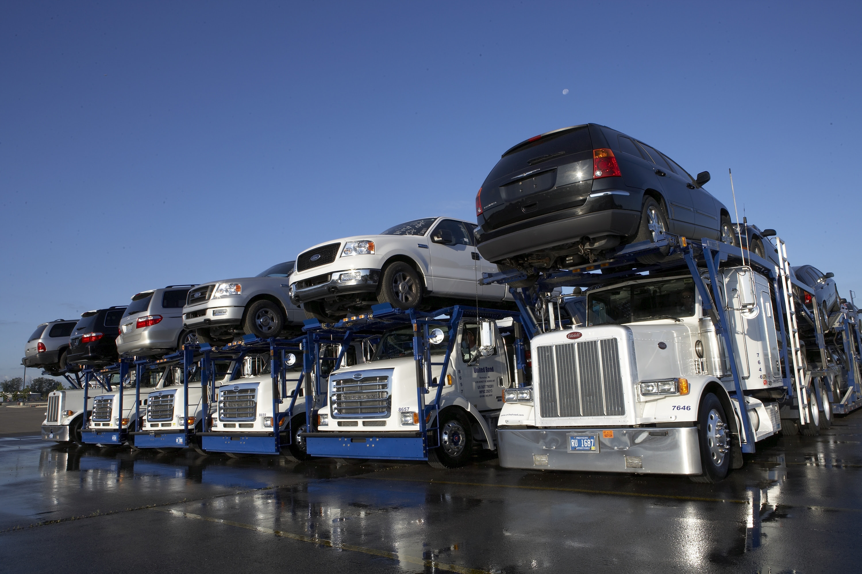 Перевозка авто. Транспортировка автомобилей. Американский автовоз. Грузовик автовоз. Европейские автомобили.